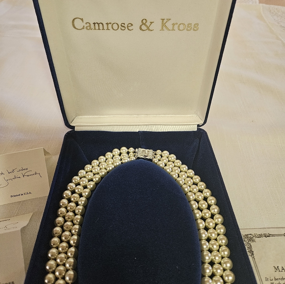 Jackie Kennedy" FAUX"Pearl Necklace With Silver Tone Accents & Swarovski Closure - Picture 9 of 9